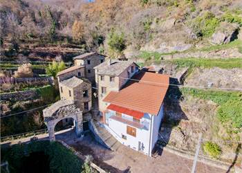 Casa di paese con terrazzo e piccolo giardino