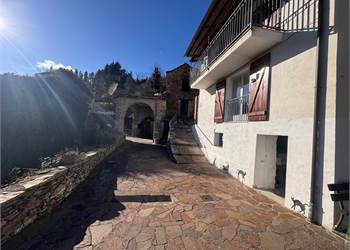 Casa di paese con terrazzo e piccolo giardino