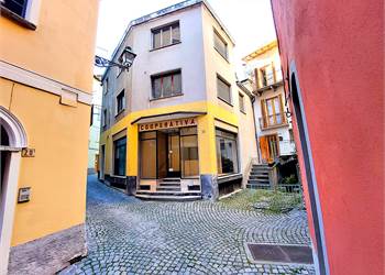 Intera palazzina da terra a cielo in centro paese