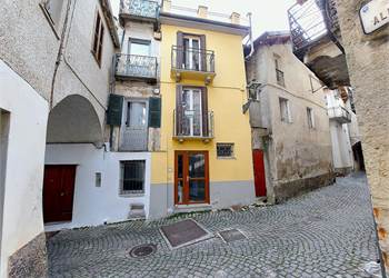 Casa ristrutturata e arredata a nuovo con terrazzo