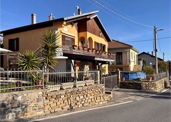 Villetta indipendente con giardino e posto auto