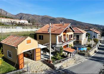 Villetta indipendente con giardino e posto auto