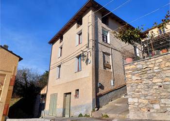 Casa con due appartamenti e ampio garage a 25 km da Albenga
