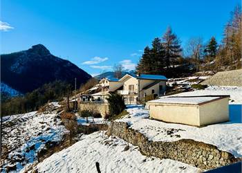 Due proprietà indipendenti con 21.000 metri di terreno. 