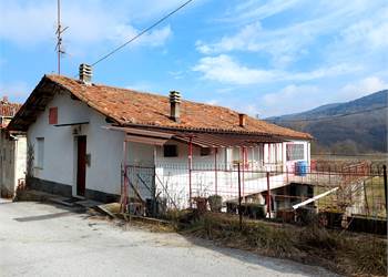 Piccola cascina piemontese con orto e ampio magazzino
