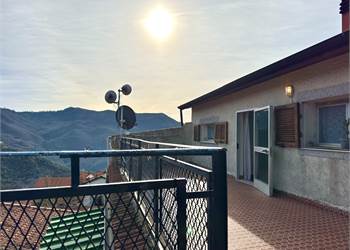 Casa su due livelli con terrazzo panoramico