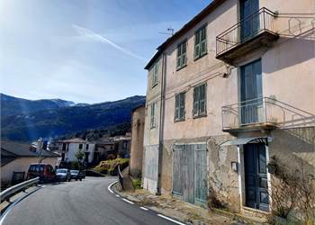 Casa da ristrutturare con due appartamenti, garage e terreno adiacente