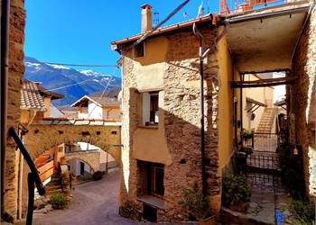 Casa con finiture rustiche e vista panoramica 