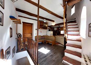 Casa con finiture rustiche e vista panoramica 