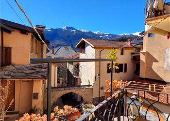 Casa con finiture rustiche e vista panoramica 