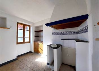 Casa bifamiliare parzialmente da ristrutturare ad € 19.000