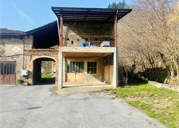 Magazzino su due livelli libero su tre lati