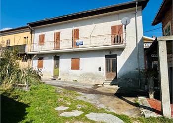 Casa indipendente su tre lati con balcone panoramico e giardino.