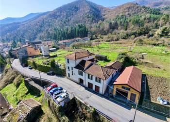 Porzione di casa con terrazzo, garage e giardino