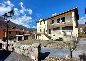 Casa plurifamiliare con locale commerciale ed ampio giardino privato 