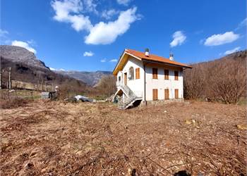 Casa bifamiliare indipendente su tre lati con ampio giardino privato