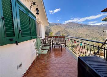 Porzione di casa ristrutturata con terrazzo e cantina