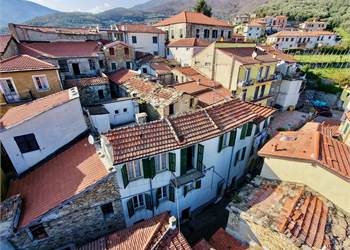 Terra-tetto di ampia metratura con terrazzo e cantine