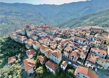 Terra-tetto di ampia metratura con terrazzo e cantine