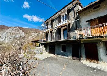 Casa indipendente con giardino e vista sul Pizzo d'Ormea. 