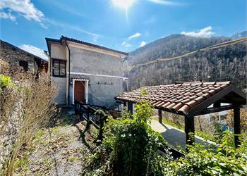Casa indipendente con giardino e vista sul Pizzo d'Ormea. 