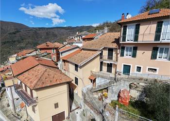 Terra-tetto con terrazze panoramiche sulla vallata 