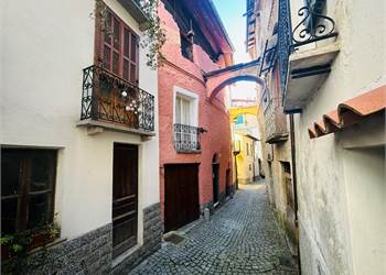 Casa libera da cielo a terra in centro Ormea.