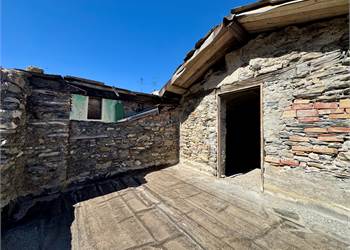 Appartamento bilocale da ristrutturare con terrazzo