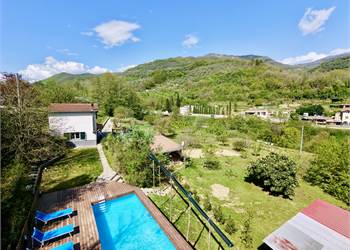 Villetta con piscina circondata da 9000 mq di terreno