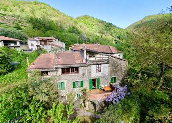 Caratteristica casa in pietra con giardino e terrazzi