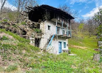 Rustico semi diruto in posizione panoramica. 