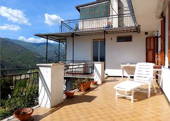 Appartamento duplex con ampio giardino e terrazzo 