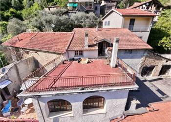 Case semi-indipendente con terrazzo, taverna e magazzino