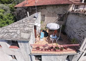 Terra-tetto abitabile con terrazzo e terreno adiacente