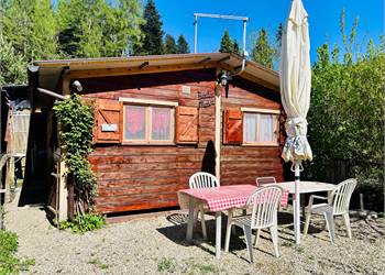 Bungalow in legno nel parco vacanze a Nava. 